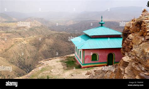 The Church of Debre Damo의 신비로운 분위기와 섬세한 기하학적 무늬!