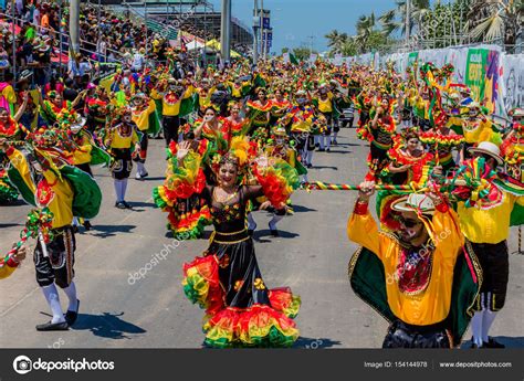  El Carnaval de Barranquilla - 화려한 색감과 춤추는 리듬으로 가득 차!