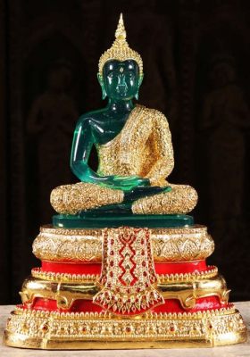  The Emerald Buddha: An Exquisite Symphony of Gold and Serenity